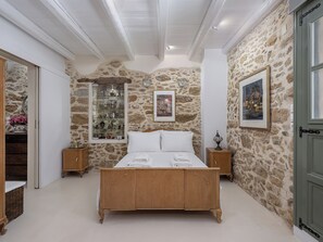 5 Schlafzimmer, Zimmersafe, Schreibtisch, Bügeleisen/Bügelbrett