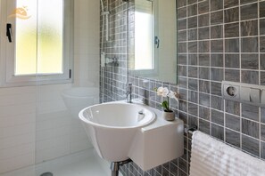 Bathtub, towels