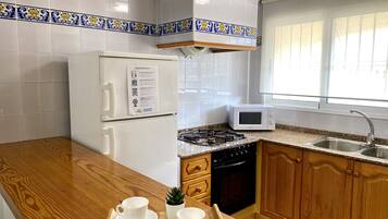 Een koelkast, een microgolfoven, een oven