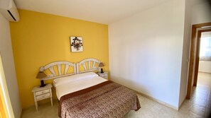 1 chambre, fer et planche à repasser, draps fournis