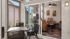 Una habitación con puerta corrediza de vidrio que da a un patio exterior.