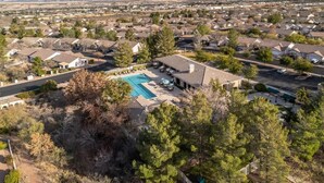 Zona residencial con casas, piscina y patio cercado.