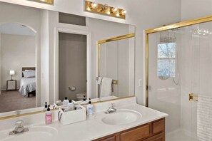 Bathtub, hair dryer, towels, shampoo - Great Home Comm Pool & Hot Tub! Trailblazer S129 (Cottonwood)