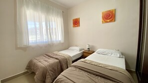 1 غرفة نوم ومكواة/لوح كي وواي فاي مجانًا وملاءات أسرّة