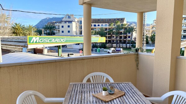 تناول الطعام بالخارج