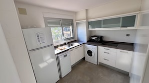 Fridge, microwave, stovetop, dishwasher