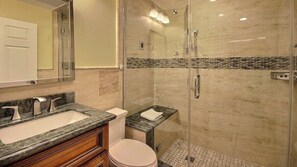 Dusche, Haartrockner, Bidet, Handtücher