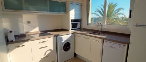 Geladeira, micro-ondas, cooktop, lava-louças