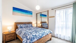 3 bedrooms, iron/ironing board, free WiFi, bed sheets - Coastal Paradise at Fore Dek 3, 17 Soldiers Point Road - water views, linen, Wi-Fi, Air Con (Soldiers Point)