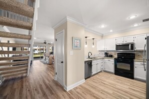 Réfrigérateur, four à micro-ondes, un four, surface de cuisson
