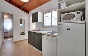 Réfrigérateur, micro-ondes, plaque de cuisson, lave-vaisselle