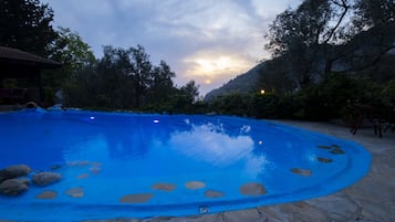 Piscina stagionale all'aperto, cabine incluse nel prezzo