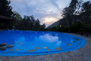 Piscina externa sazonal, barracas de cortesia, guarda-sóis