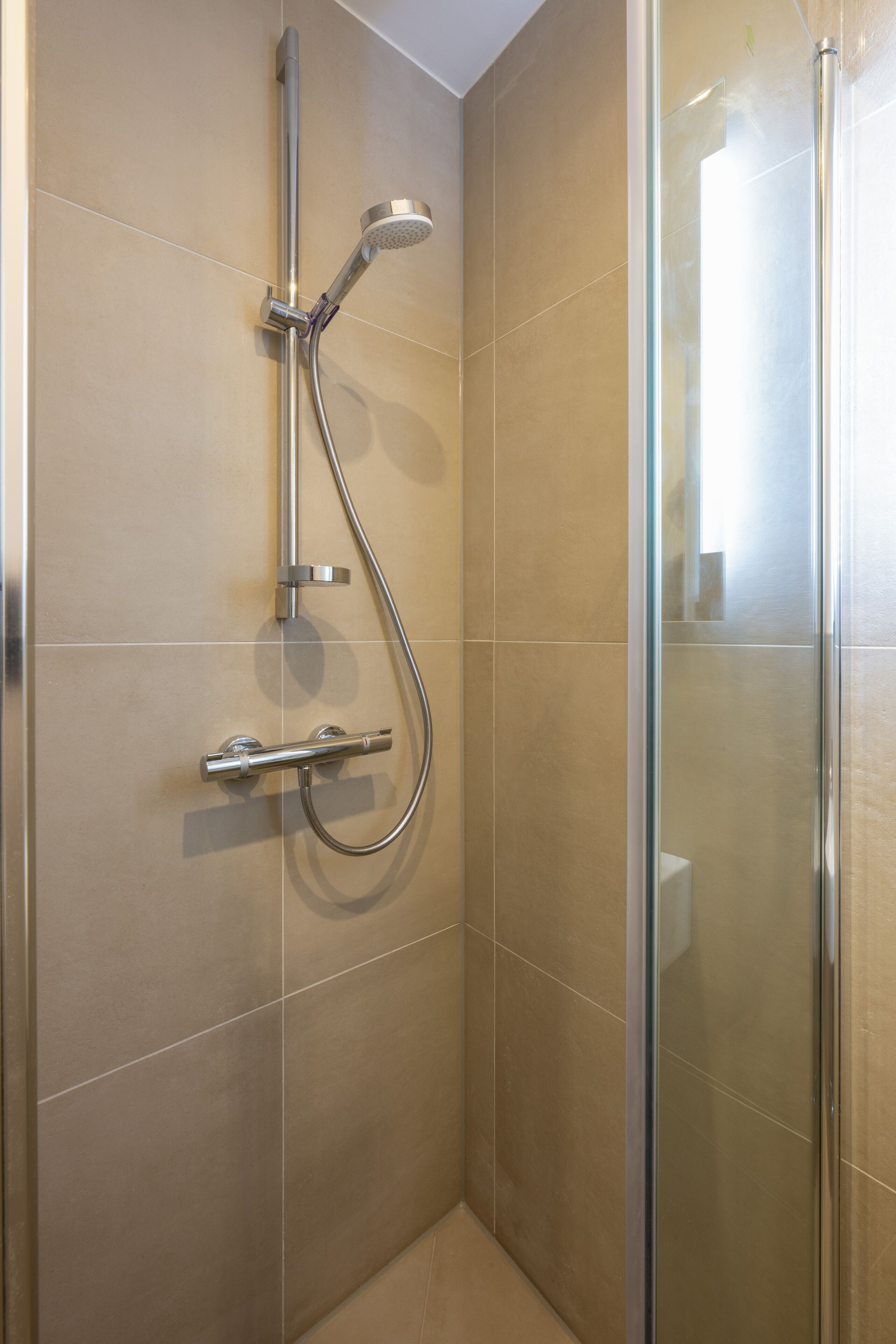 Dusche, Haartrockner, Handtücher, Toilettenpapier