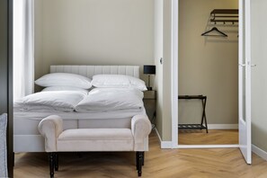 Escritorio, wifi gratis y ropa de cama 