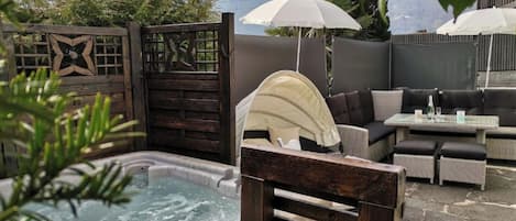 Outdoor spa tub