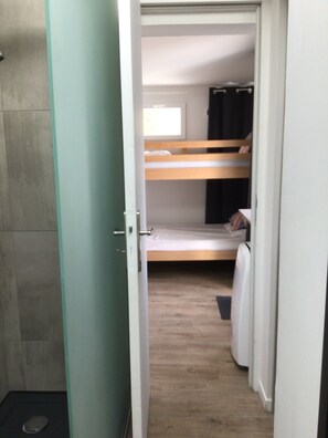 2 soverom, skrivebord, strykejern/-brett og wi-fi (inkludert)