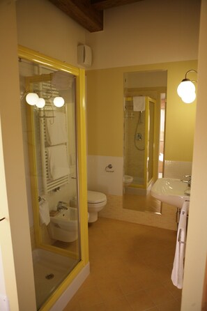 Shower, bidet - Prestigious one-bedroom apartment on the ground floor with garden (ISOLA DELLA SCALA)