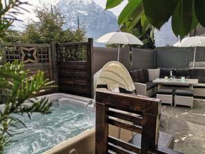 Outdoor spa tub - Apartment with Lake View (Flüelen)