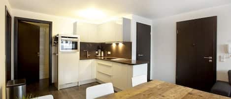 Fridge, stovetop, dishwasher, coffee/tea maker