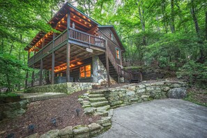 A cabin with a wooden deck, stone steps, and a stone wall. - Rolling Ridge | Ellijay, GA (Ellijay)