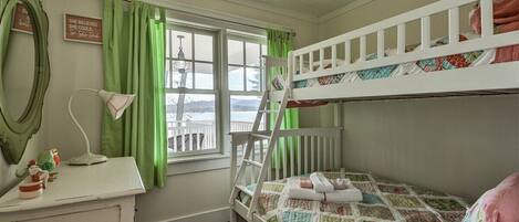 6 bedrooms, iron/ironing board, free WiFi, bed sheets
