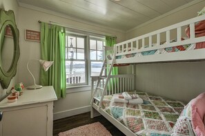 6 bedrooms, iron/ironing board, free WiFi, bed sheets