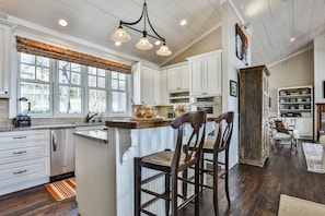 Frigorifero, forno, piano cottura, lavastoviglie