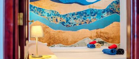 6 slaapkamers, een bureau, een strijkplank/strijkijzer, gratis wifi