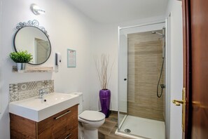 Douche, sèche-cheveux, serviettes fournies, savon