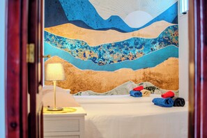 6 chambres, bureau, fer et planche à repasser, lit parapluie