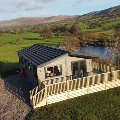 Luxury 3 bedroom, pet-friendly lodge on the side of a beautiful fishing lake.
