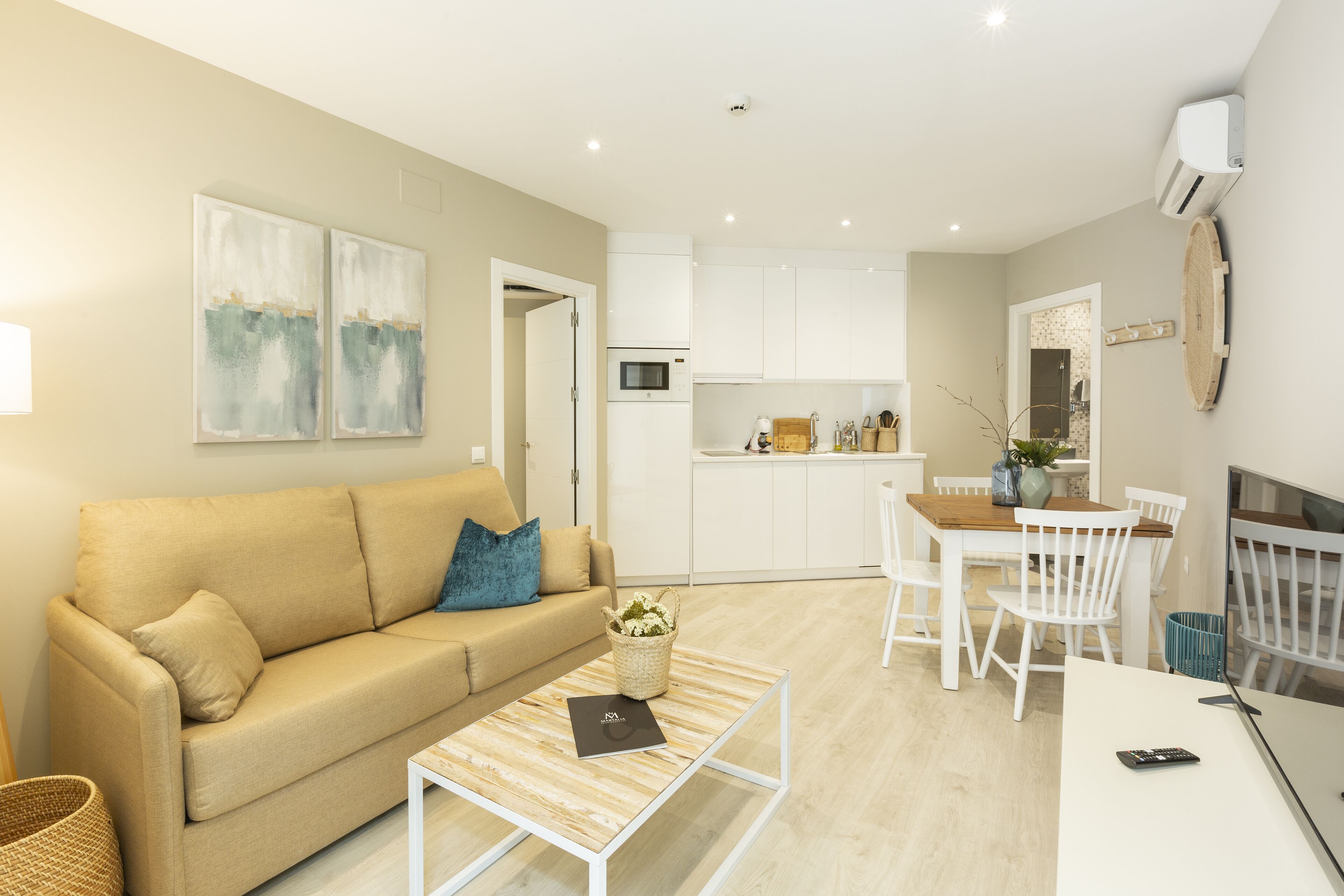 Basic Studio | Living area | Smart TV