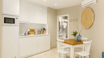 Refrigerador con freezer, microondas, placa de cocina, lavavajillas