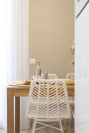 Family Apartment | Private kitchen | Full-size fridge, microwave, stovetop, dishwasher - Apartamentos Martalia Arenal (Ronda)