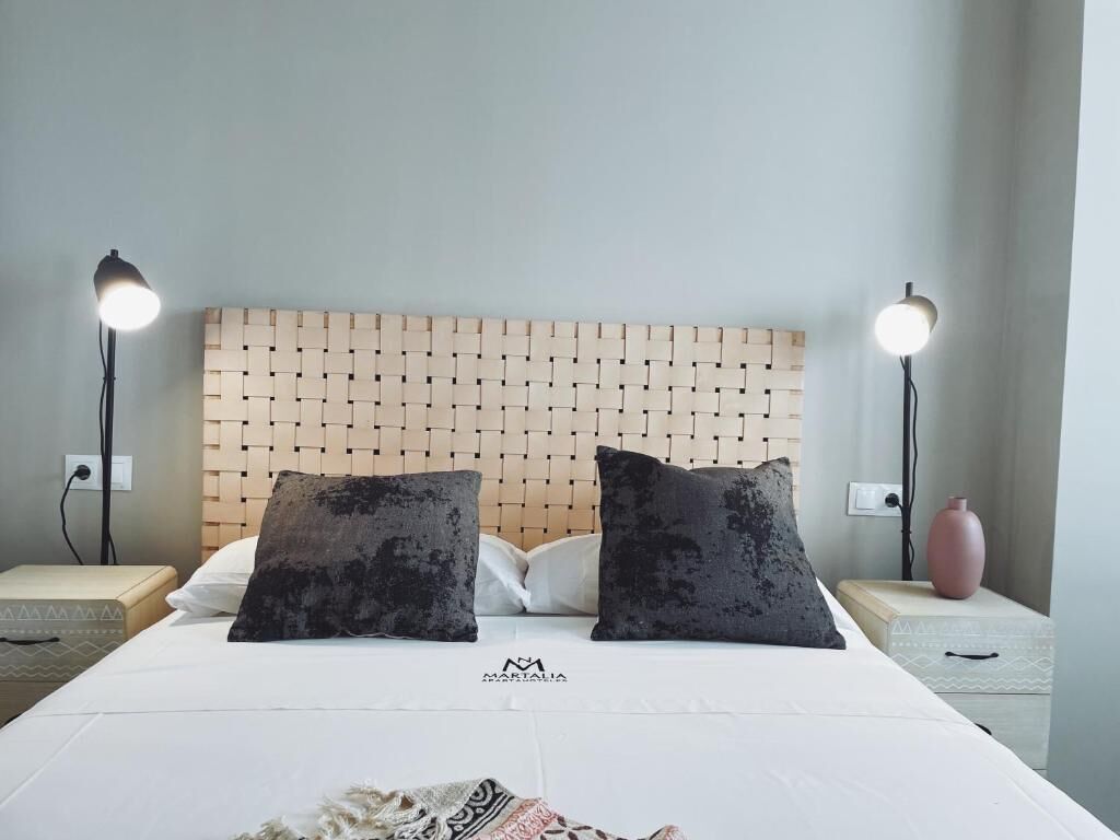 Departamento básico | Caja de seguridad en la habitación y tabla de planchar con plancha 