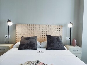 خزنة داخل الغرفة ومكواة/لوح كي وواي فاي مجانًا وملاءات أسرّة