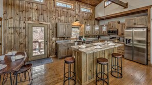 Réfrigérateur, four, lave-vaisselle, cafetière/bouilloire