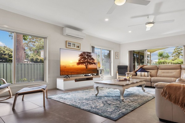 Darya Dream | Lounge room with air conditioning and fireplace