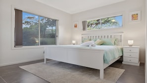 4 habitaciones, tabla de planchar con plancha, cuna de viaje y wifi