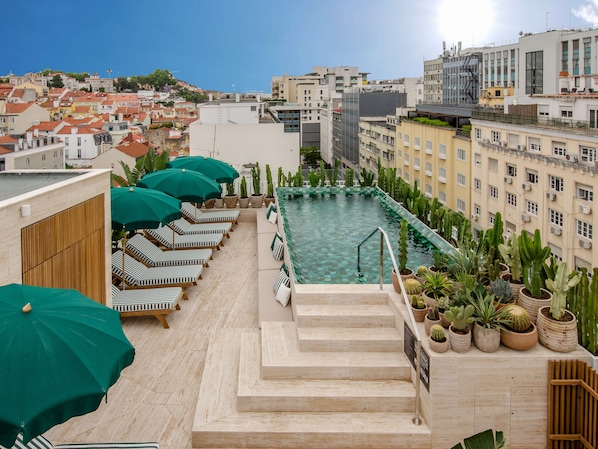 Outdoor pool - Browns Avenue Hotel (Lisbon)