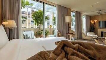 Contemporary Suite with Balcony | Roupas de cama premium, frigobar, cofres nos quartos
