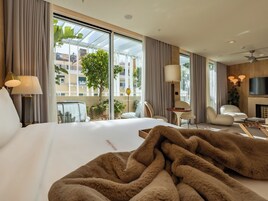 Contemporary Suite with Balcony | 高档床上用品、迷你吧、客房内保险箱、特色装 修