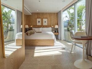 Contemporary Suite with Balcony | 고급 침구, 미니바, 객실 내 금고, 각각 다른 스타일의 인테리어