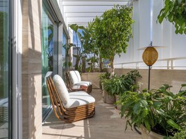 Contemporary Suite with Balcony | 露台