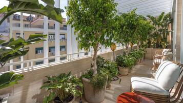 Contemporary Suite with Balcony | Ropa de cama de alta calidad y minibar