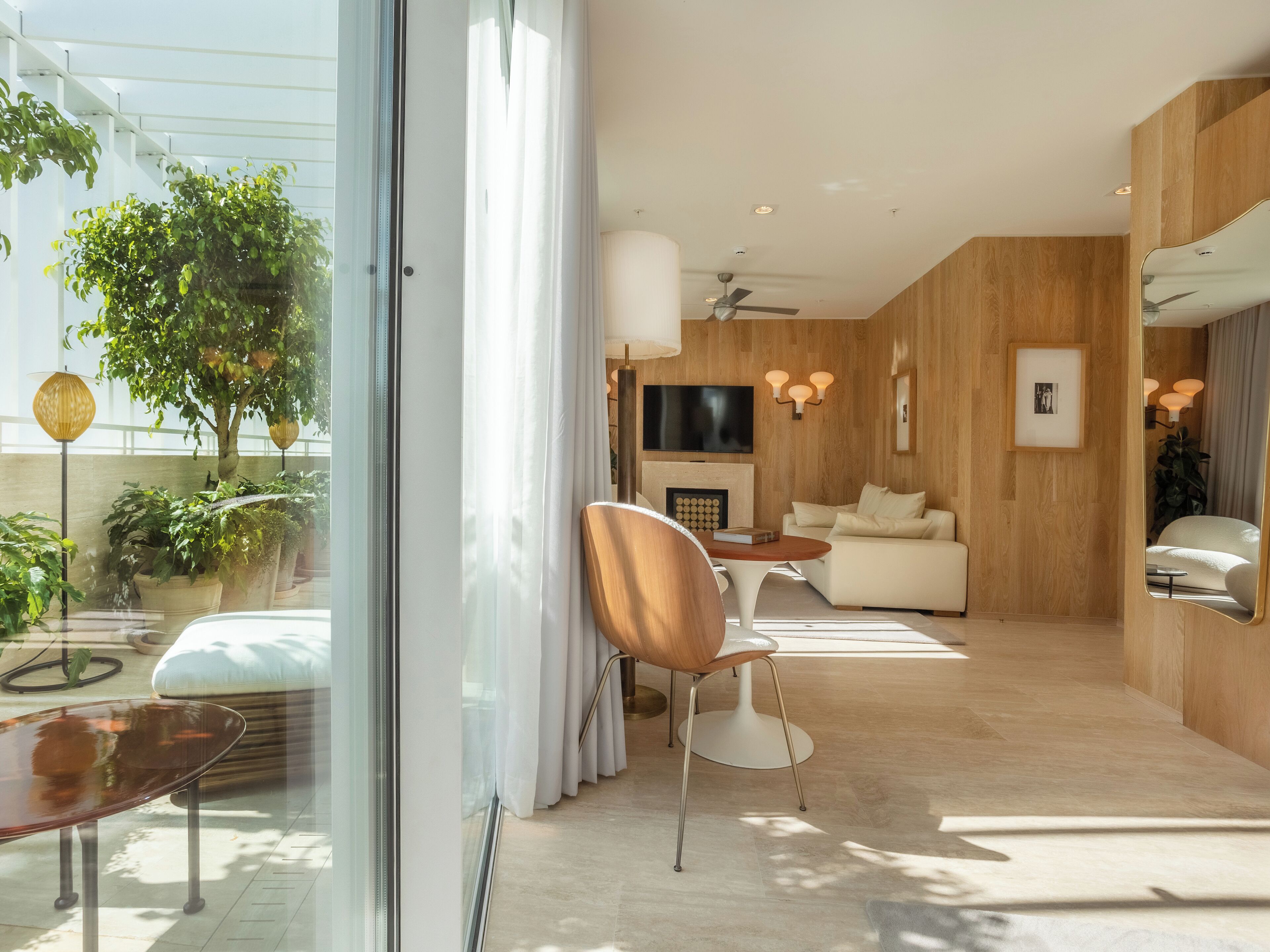 Contemporary Suite with Balcony | Roupas de cama premium, frigobar, cofres nos quartos