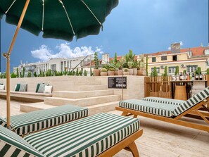 Outdoor pool - Browns Avenue Hotel (Lisbon)