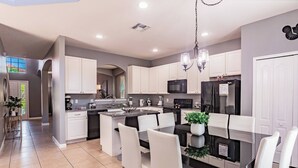 Kaffetrakter/tekoker, kjøleskap, mikrobølgeovn og kokeplater