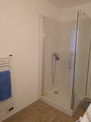 Shower, hair dryer, towels, soap - Charming studio in Bastia sud (Bastia)